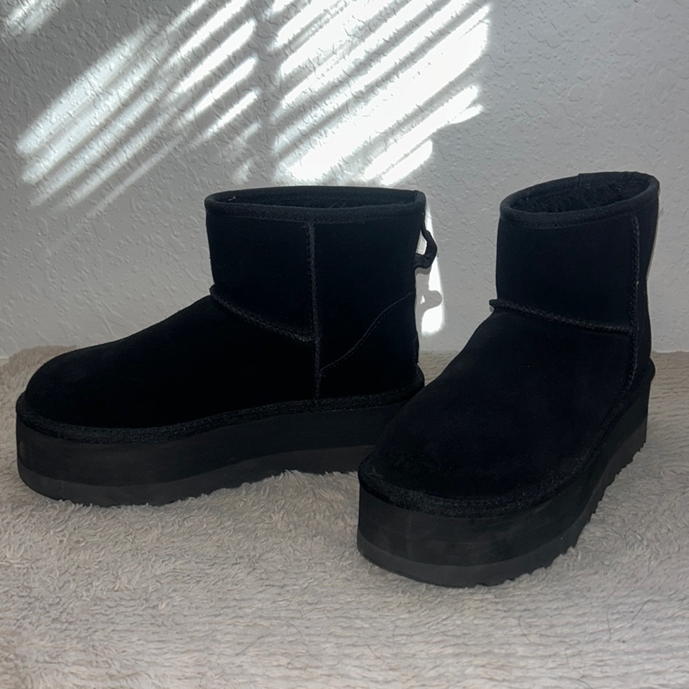 Women’s platform Ugg’s